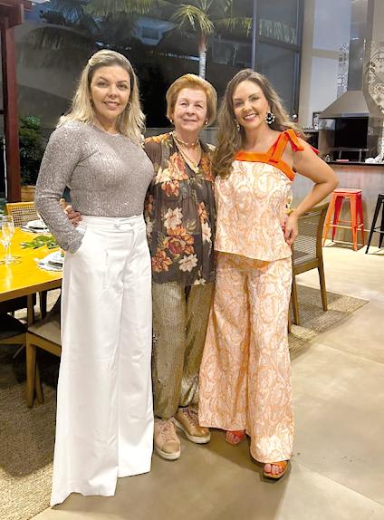 Electa Junqueira ao lado das filhas, Renata e Esmê (Foto/Reprodução)