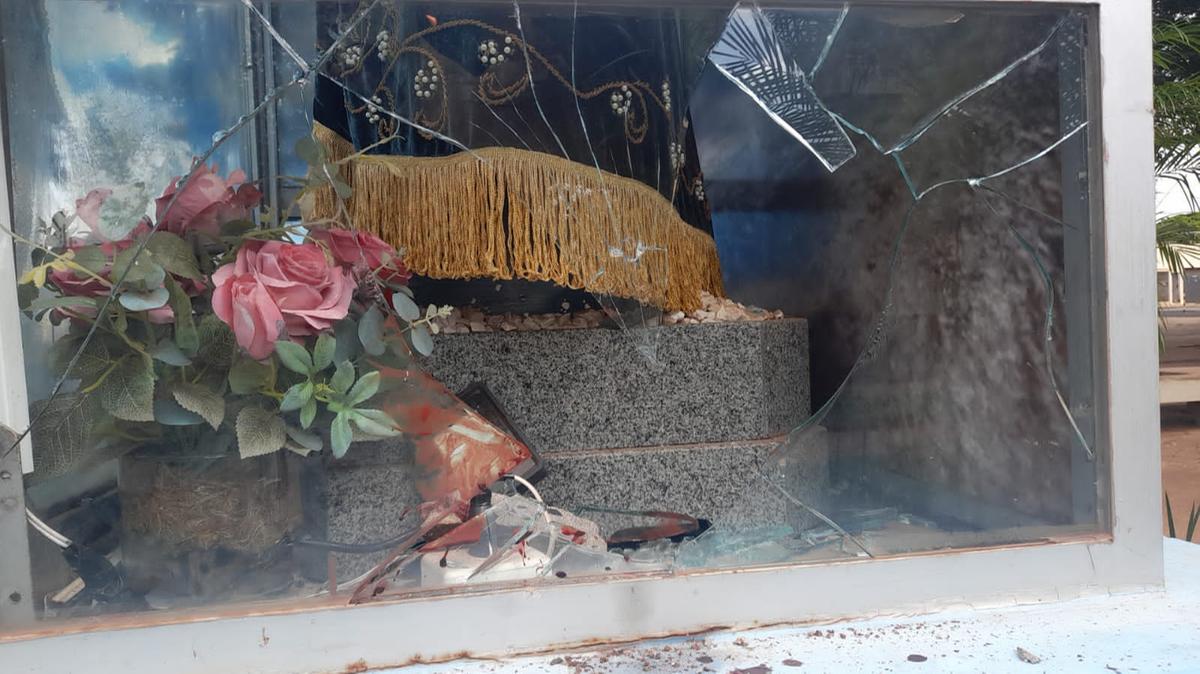 A suspeita é de que os criminosos tenham se machucado durante a vandalização (Foto/Divulgação)
