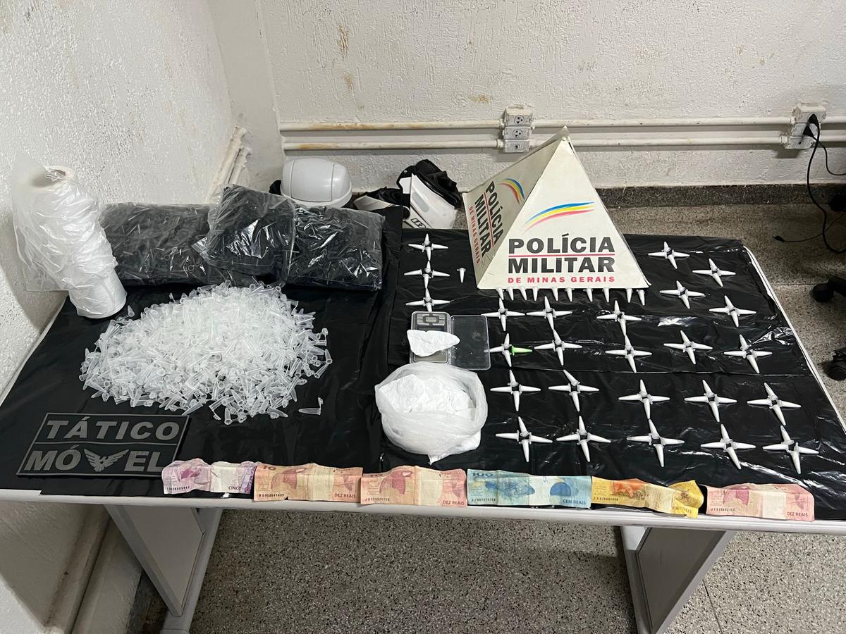 Material para embalar e pinos cheios de cocaína, prontos para a venda, e dinheiro foram apreendidos na casa de um dos suspeitos (Foto/Divulgação)