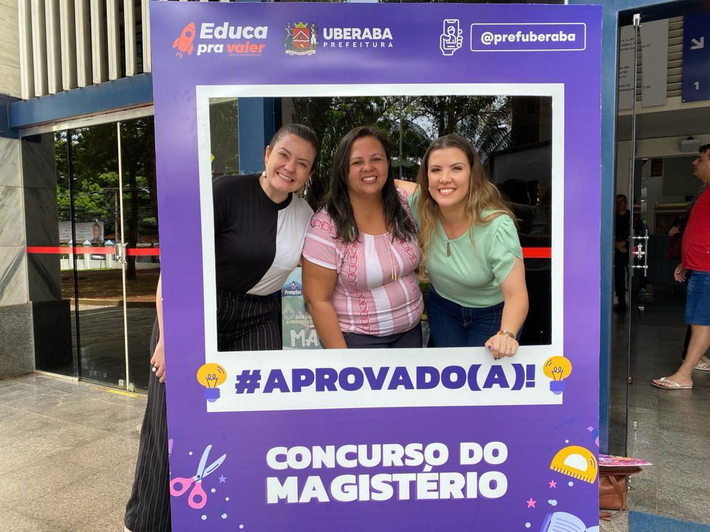 Com a convocação dos aprovados, nos primeiros dias a prefeita Elisa recepcionou os candidatos e até foi fotografada em painel preparado exclusivamente para a ocasião (Foto/ Divulgação)