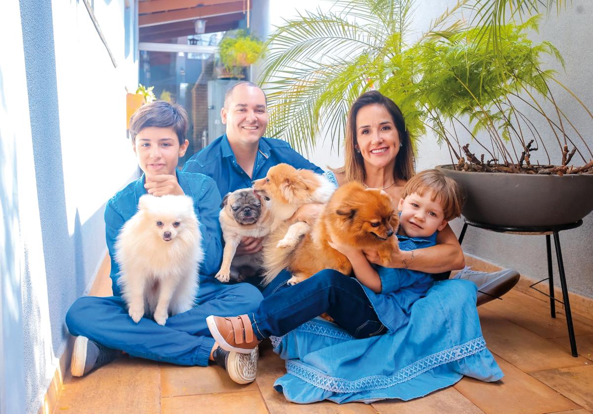 Magda Beatriz Borges e Carlos Eduardo da Fonseca com os filhos Gabriel Borges Deodato e Felipe Borges da Fonseca, em clima de ano novo -------- STELLA BARBOSA (Foto/Stella Barbosa)