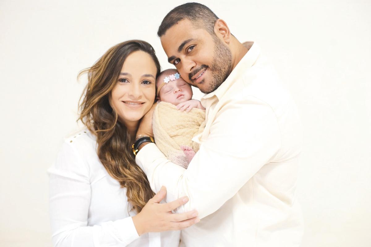 Maria Cecília Padua Guarato e Luis Gustavo de Sousa com a fofa Isabela, enfeitando a coluna deste domingo (Foto/Stella Barbosa)