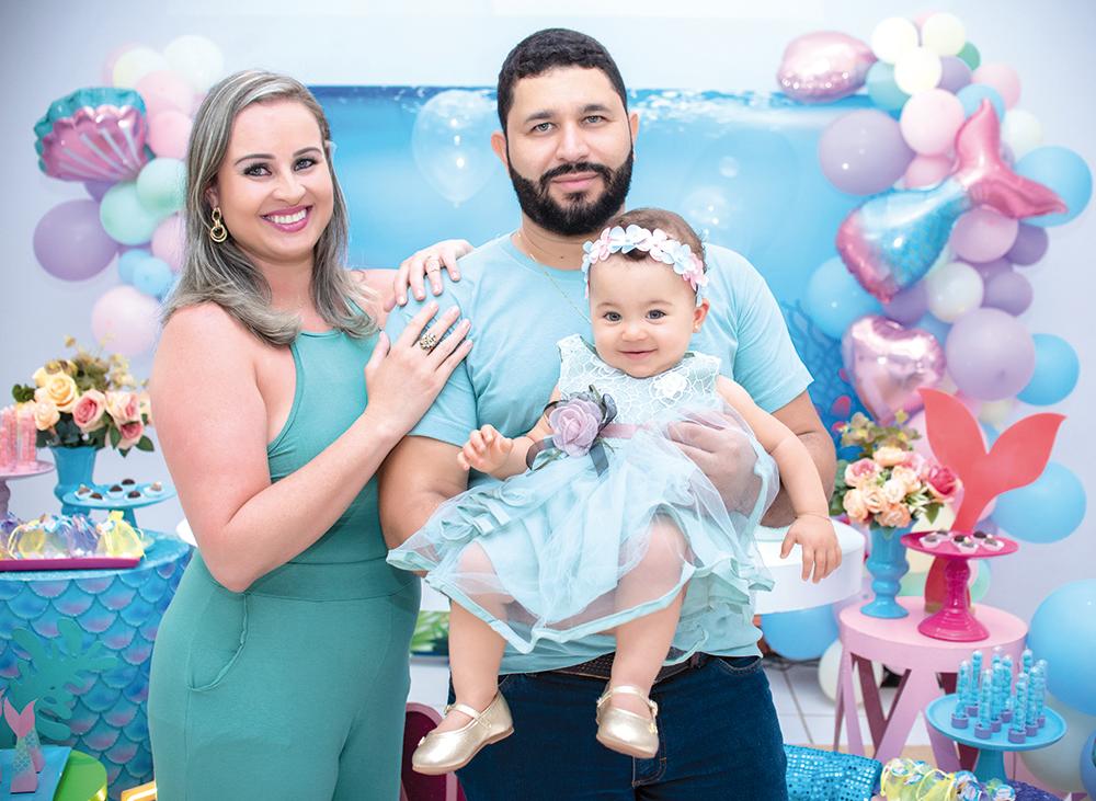 Isadora com seus pais, Leiliane Soares Mateus e Eder José de Carvalho (Foto/Ju Estevam)