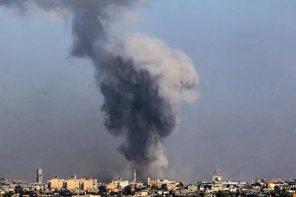 Vista de Khan Yunis, território palestino, neste sábado (6/01/24), sob ataque de Israel (Foto/AFP)