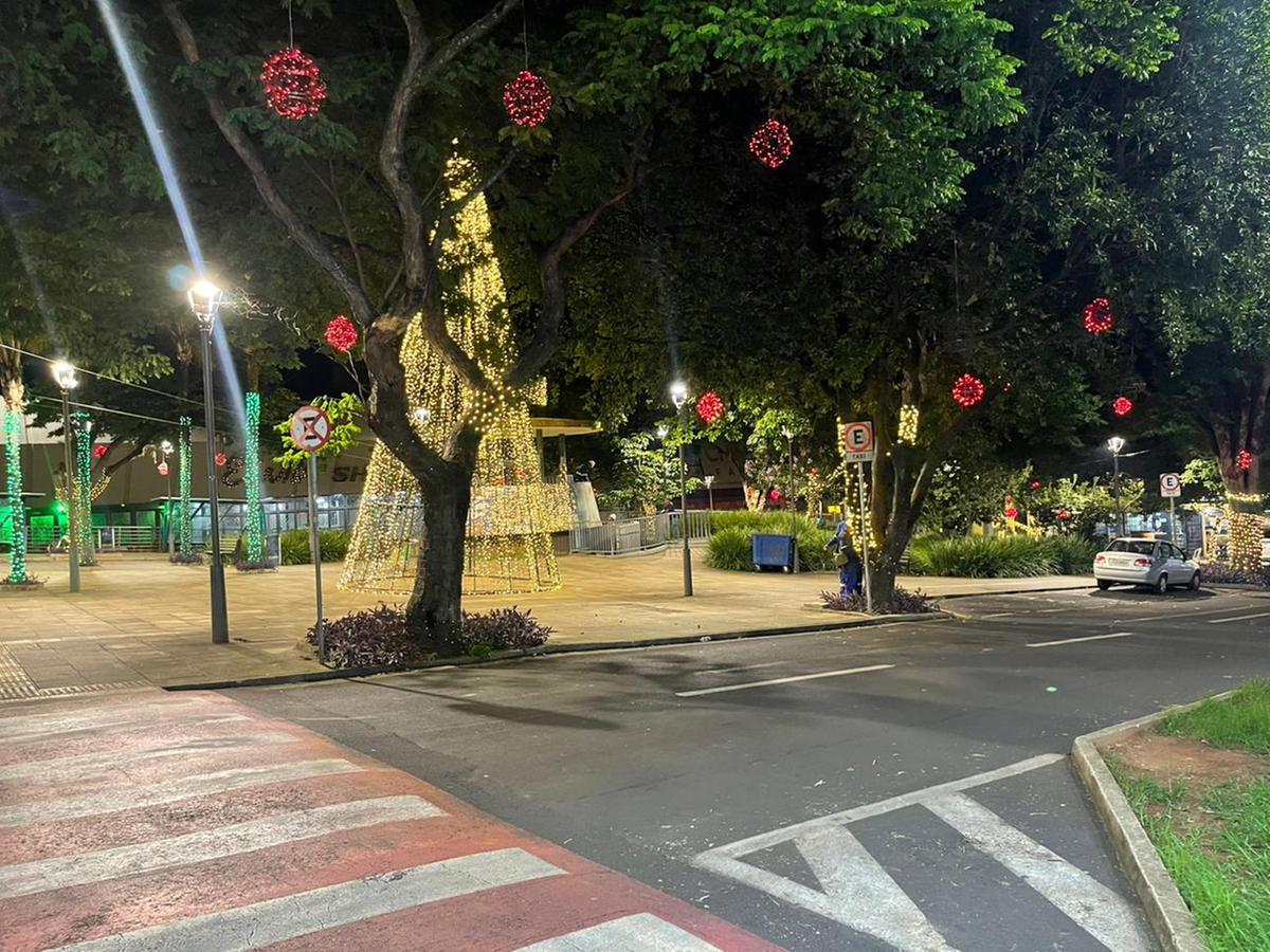 Manutenção na Praça Rui Barbosa (Foto/Rafaella Massa)