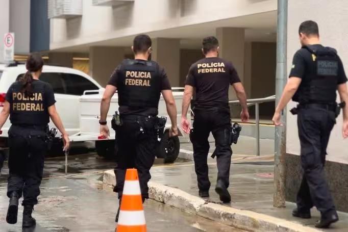 Agentes da PF cumprem mandados na 23ª fase da Operação Lesa Pátria (Foto/Divulgação Polícia Federal)