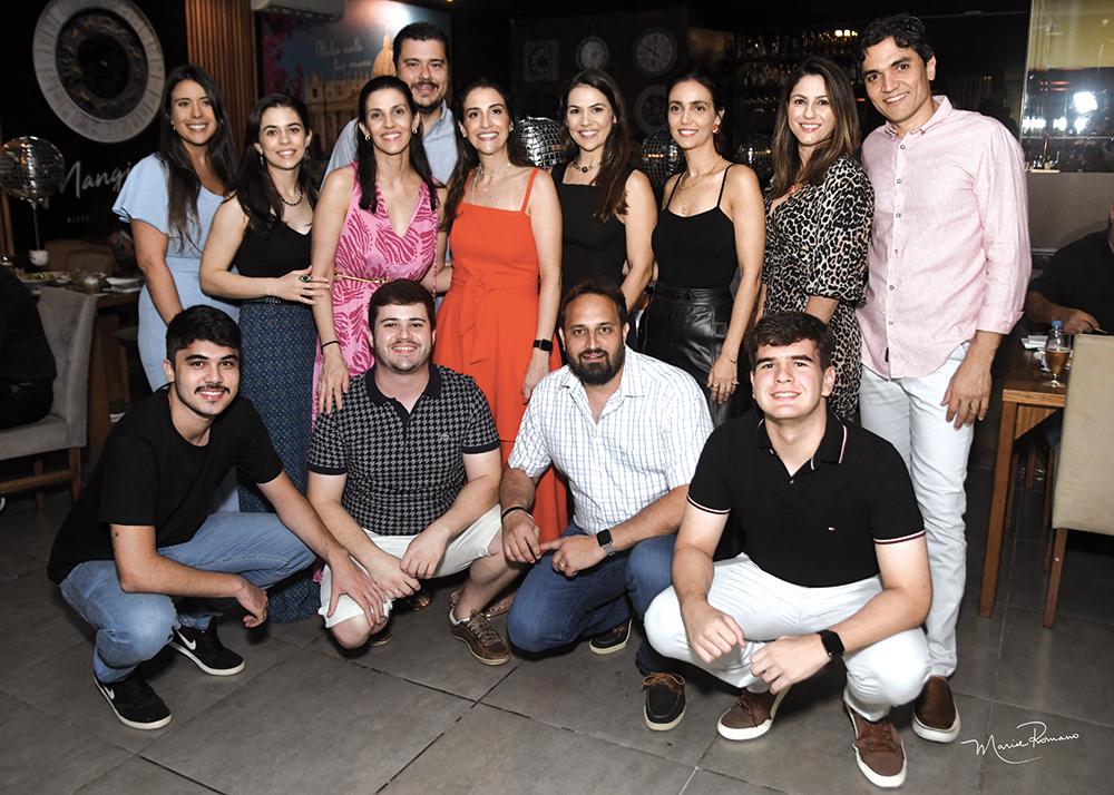 Natália Bóscolo Gutierrez Borges recebeu o carinho primos, que foram curtir a conquista da formatura com ela (Foto/Marisa Romano)