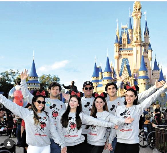 Paulo Queiroz e Daniele Salomao Queiroz de ferias com os filhos e noras na Disney. Na foto o casal com a nora Fernanda Martins Gobbo, os filhos Henrique, Carol e Rafael de bracos dados com Ana Julia Bessa (Foto/Reprodução)