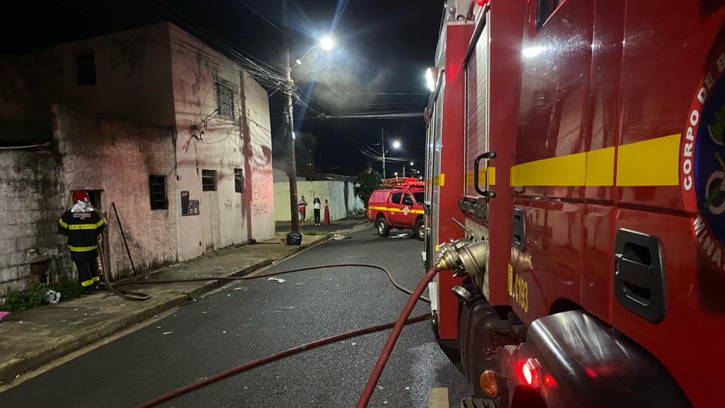 Incêndio na rua Salvador, no Santa Marta, em Uberaba (Foto/Divulgação Corpo de Bombeiros)