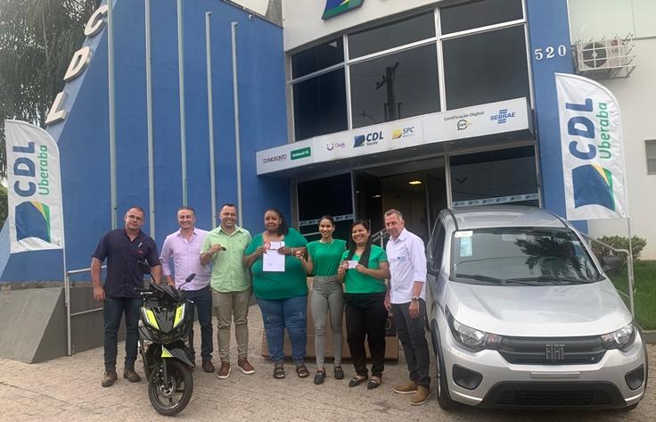 Presidentes da CDL, Fernando Xavier, e do Sicoob, Alceu Vieira de Souza Neto, participaram da entrega dos prêmios (Foto/Divulgação)