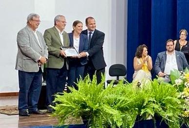 Na noite desta terça-feira, o Jornal da Manhã foi homenageado pela Secretaria de Desenvolvimento Econômico e ACIU por seu desempenho empresarial. O Troféu Destaque Empresrial, na categoria Esmeralda, foi entregue ao diretor executivo do Grupo JM, Luiz Ciabotti Neto, pela prefeita Elisa Araújo, pelo Secretário Rui Ramos e pelo diretor João Paulo Ferreira Gomes, representando a ACIU (Foto/Letícia Marra especial para Alternativa)