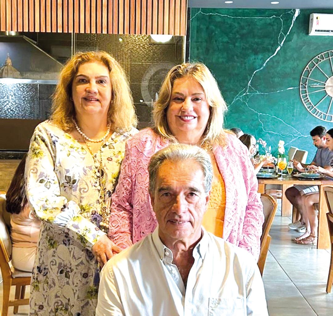 Claudia Oliveira Cunha com seus irmãos Maria Hilda e Arnaldo (Foto/Reprodução)