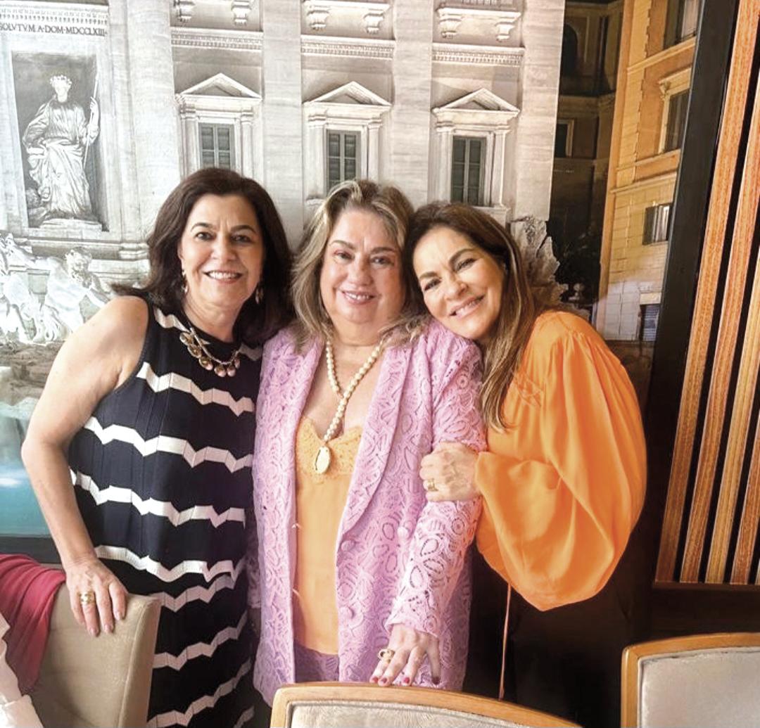 A aniversariante com Janine Moreno e Taciana Borges (Foto/Reprodução)