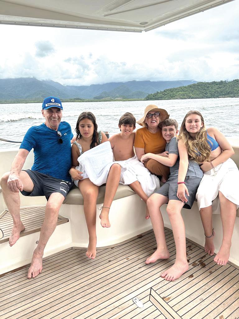 Em Angra, meus queridos amigos Walter Moraes e Célia Arantes curtem temporada de férias com os netos, todos hóspedes da maravilhosa casa da família; são eles Maria Paula, Eduardo, Caio e Betina (Foto/Reprodução)