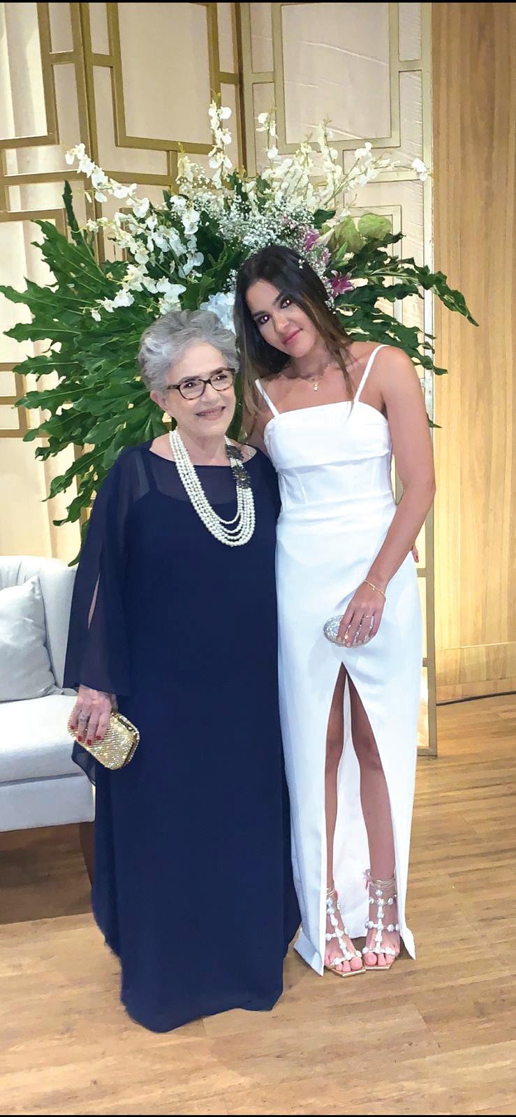 A formanda com sua avó Maria de Lourdes Oliveira (Foto/Reprodução)