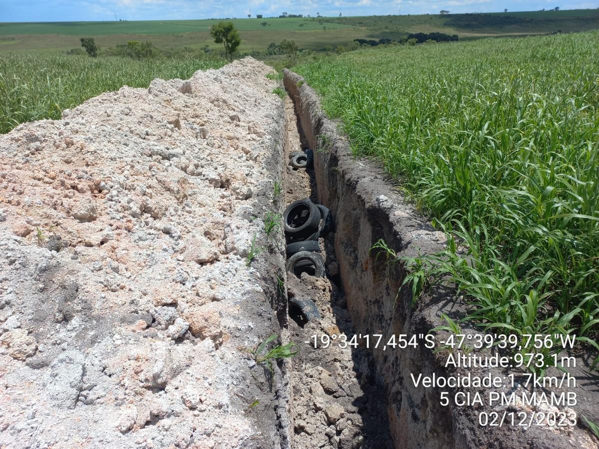 Área foi encontrada com diversas irregularidades, como descarte de pneus nos drenos (Foto/Divulgação)