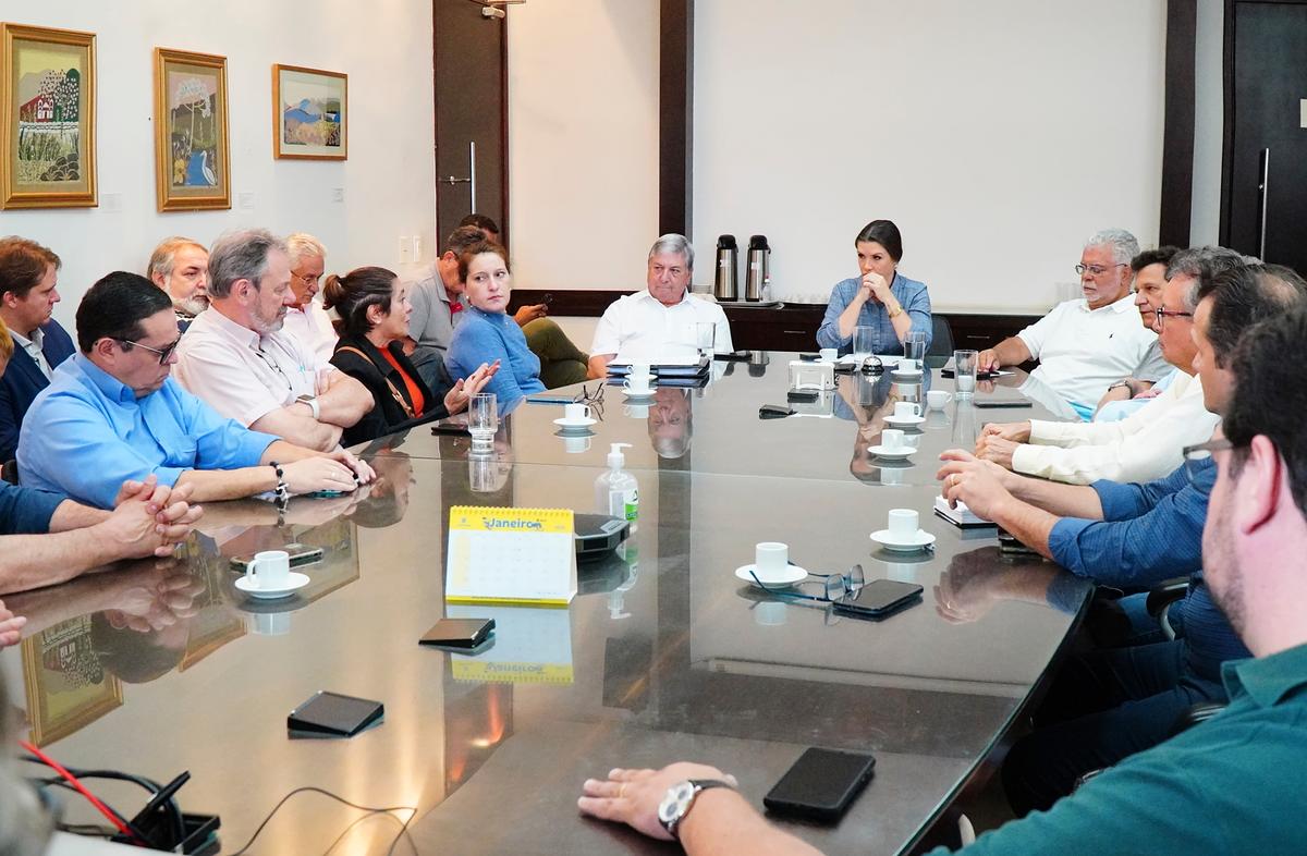 Lideranças estiveram reunidas ontem no gabinete da prefeita Elisa Araújo, presidente da Amvale, para definirem formas de mobilização em favor da duplicação da 262 (Foto/Divulgação)