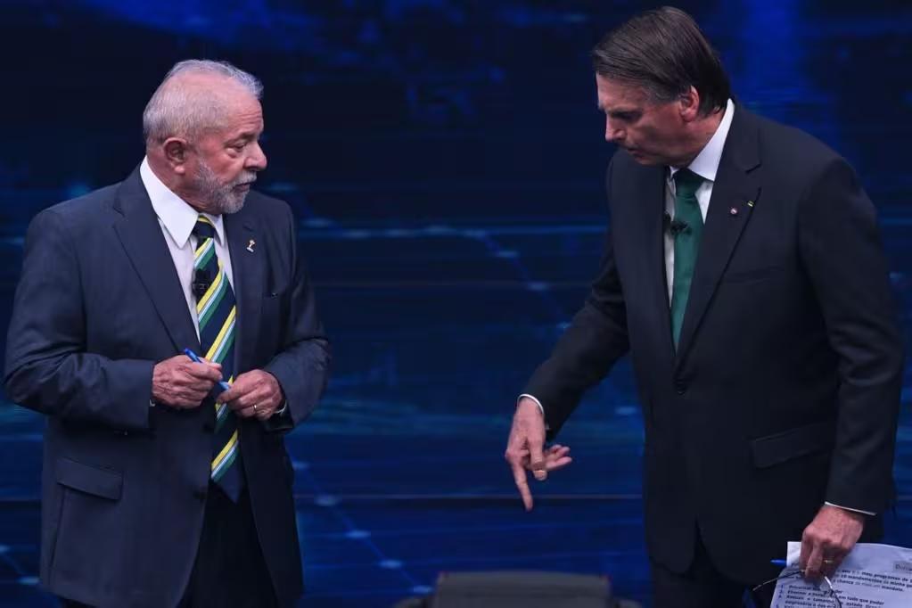 Lula e Bolsonaro durante debate na Band (Foto/NELSON ALMEIDA/AFP)