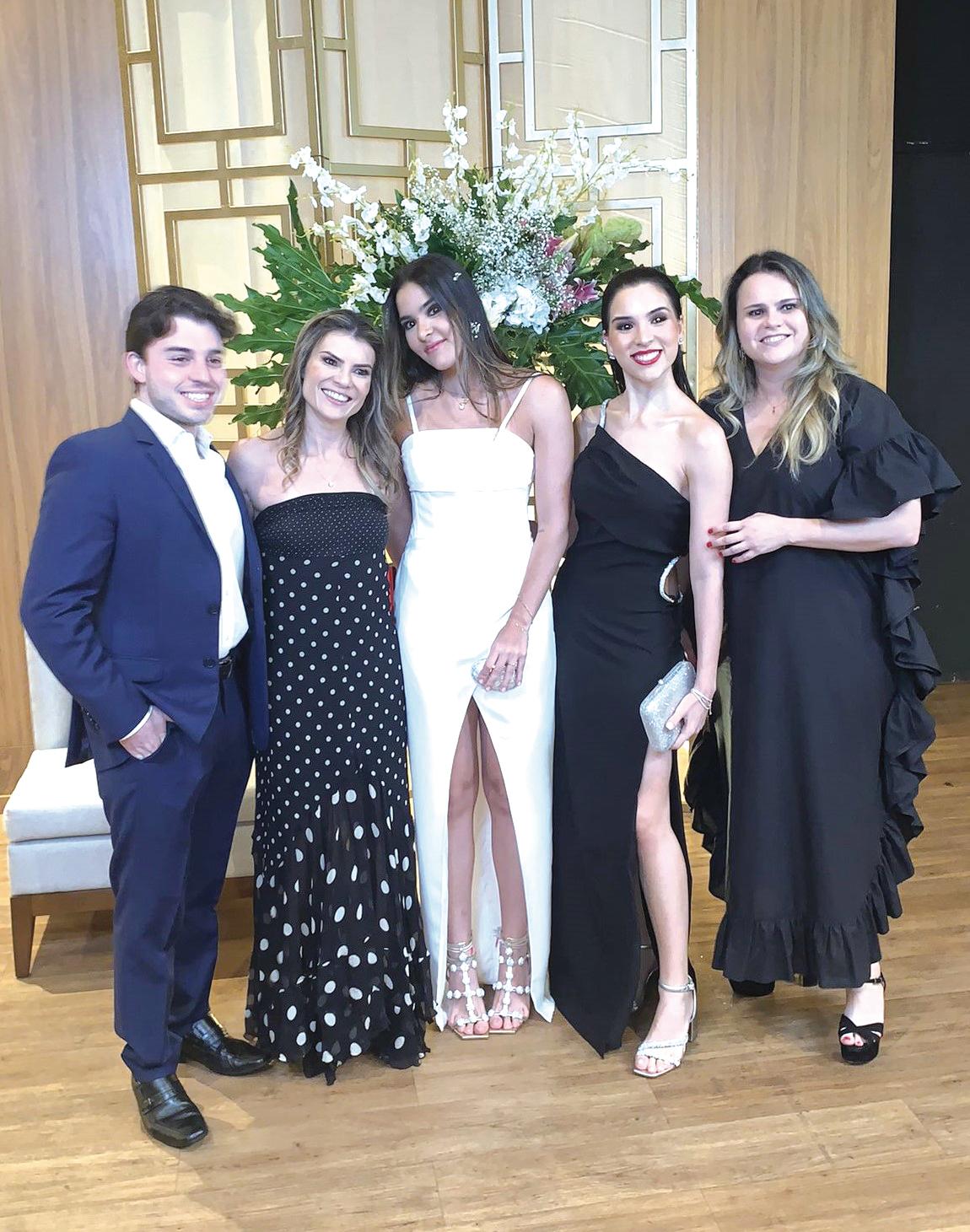 A linda formanda ladeada pelos irmãos, Décio Jr., Uliane Marques, Iza Renaud e Estefânia Marques (Foto/Reprodução)