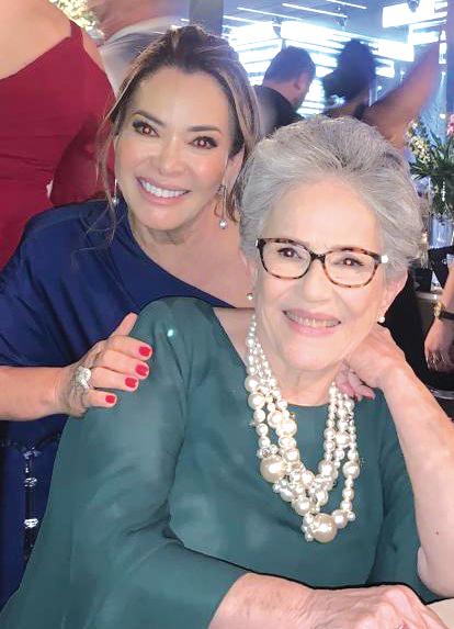 Celinha ao lado da mãe Maria de Lourdes Oliveira (Foto/Reprodução)