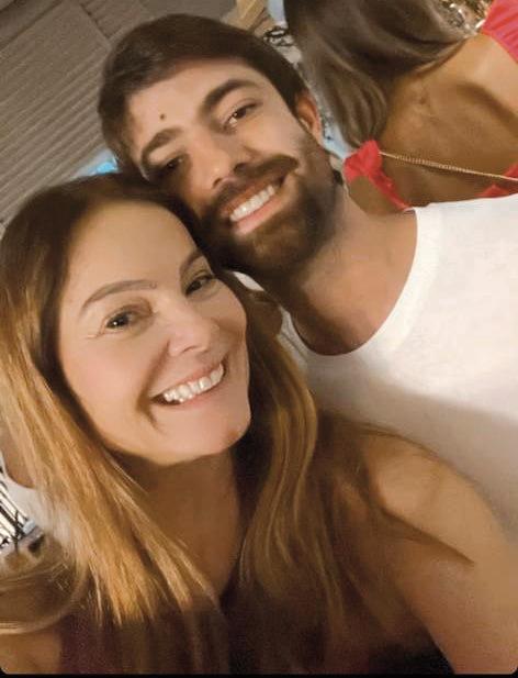 Orlando Abreu recebeu o carinho da mãe, Mônica Hial Abreu em seu aniversário, na quarta-feira, dia 10 (Foto/Reprodução)