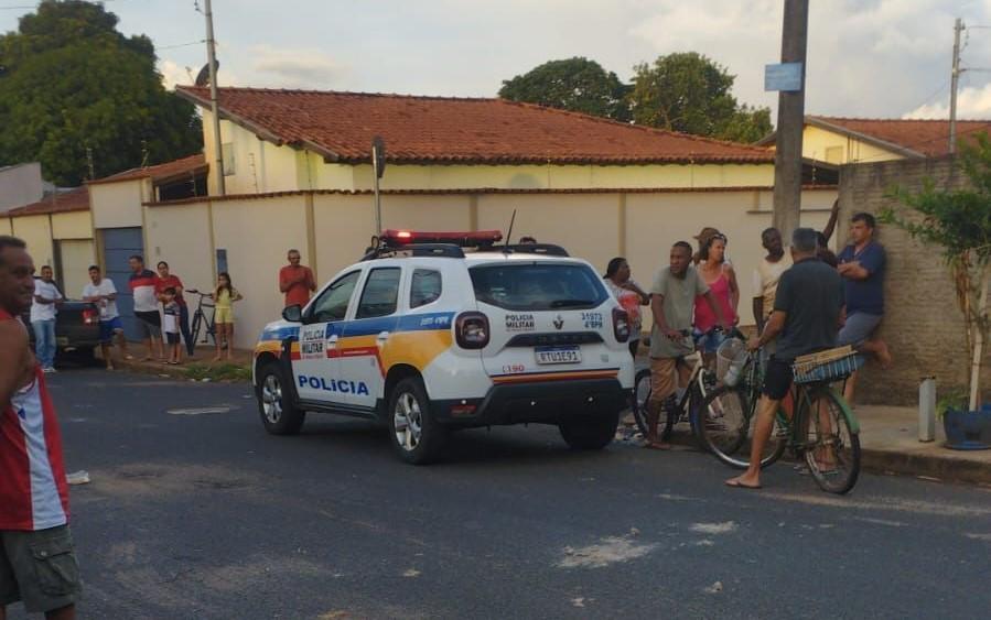 O aposentado foi alvo de uma punhalada, na esquina das ruas Antônio Rodrigues da Cunha Castro com Agosto (Foto/Reprodução)