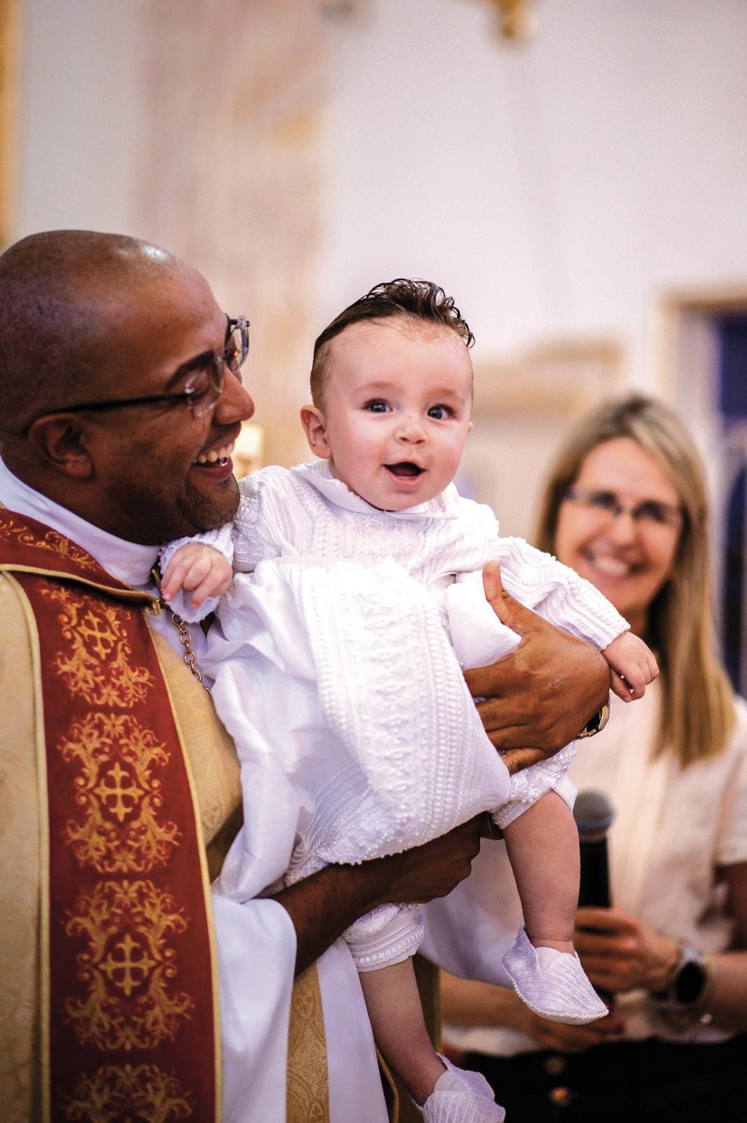 No mesmo dia do casamento ocorreu o batizado do filho dos noivos Lucca Bomtempo, celebrado pelo querido, Padre Fafa (Foto/Arquivo Pessoal)