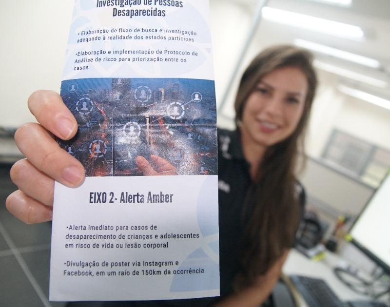 Delegada Ingrid mostra panfleto explicado o que vem a ser Alerta Amber (Foto/ Divulgação)