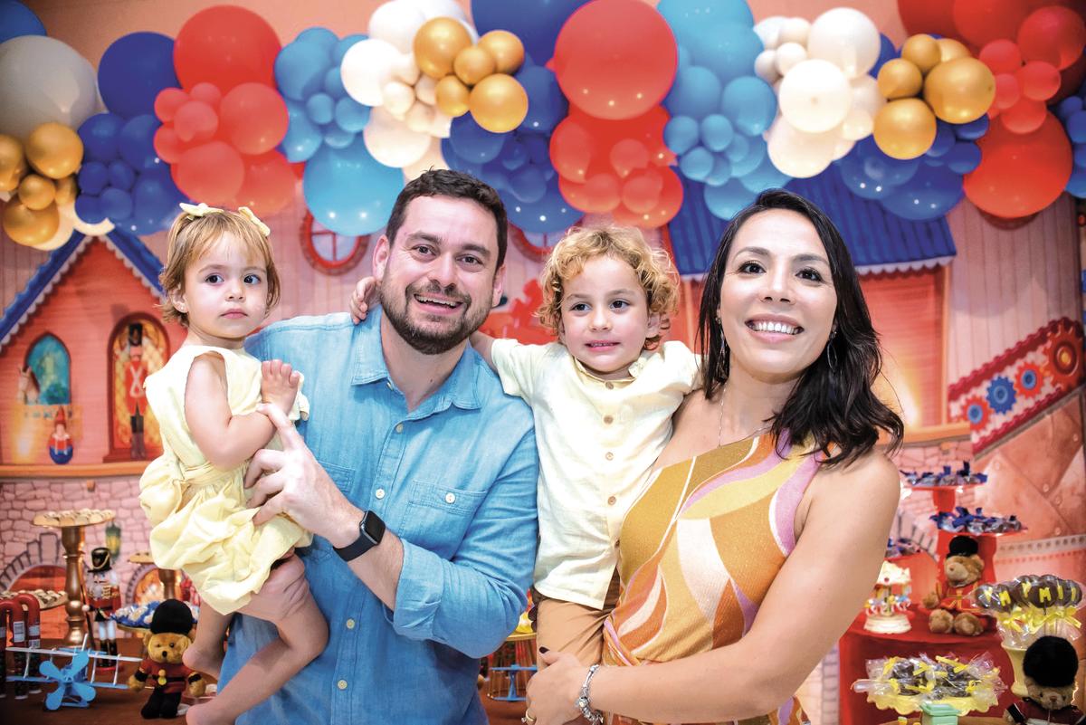 Daniel Estevam Camilo e Mariana do Val Muller vieram ao Brasil especialmente para comemorar o bday dos filhos, Lavínia e Vinícius, fazendo 2 e 5 anos, respectivamente (Foto/Ju Estevam)