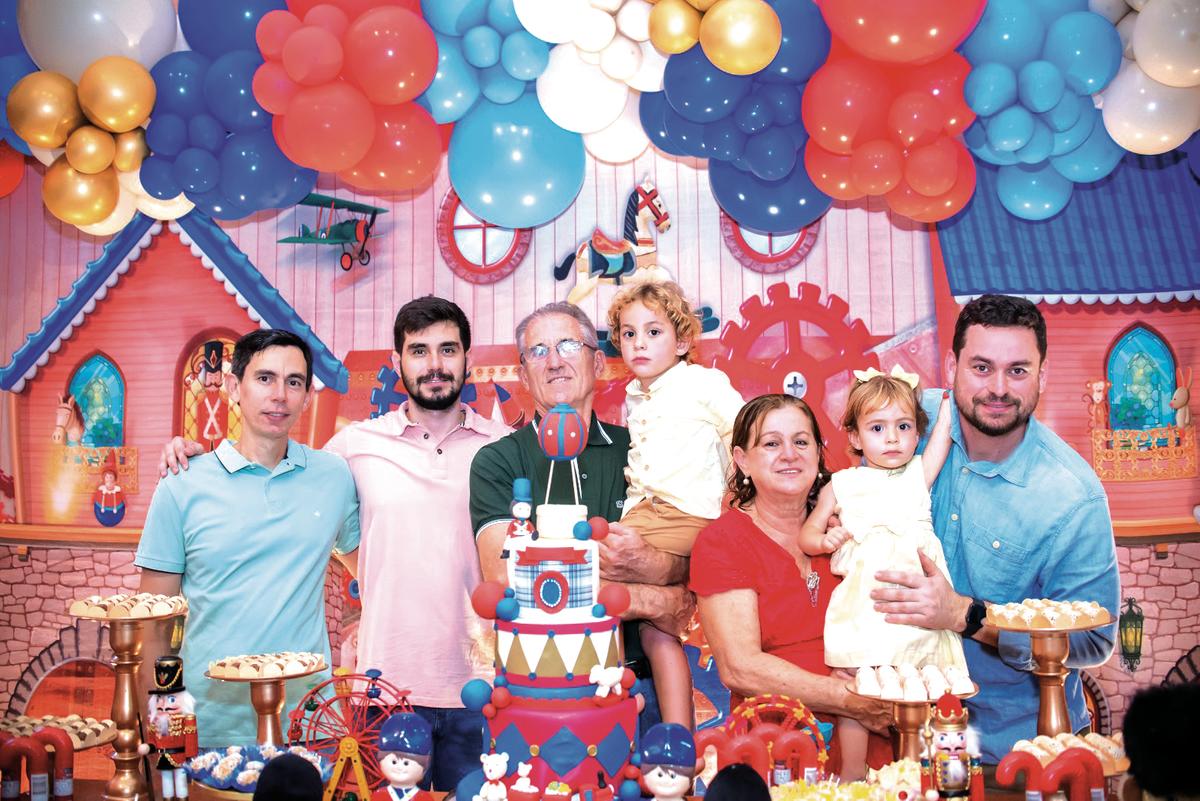 Vinícius e Lavínia com os tios Tobias Camilo e Gabriel Camilo, o pai Daniel Estevam Camilo e os avós Humberto Camilo e Aida Camilo (Foto/Ju Estevam)