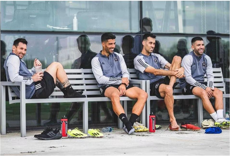 Além de Messi, Suárez se junta a outros velhos conhecidos como Sergio Busquets e Jordi Alba (Foto/Reprodução/Instagram)