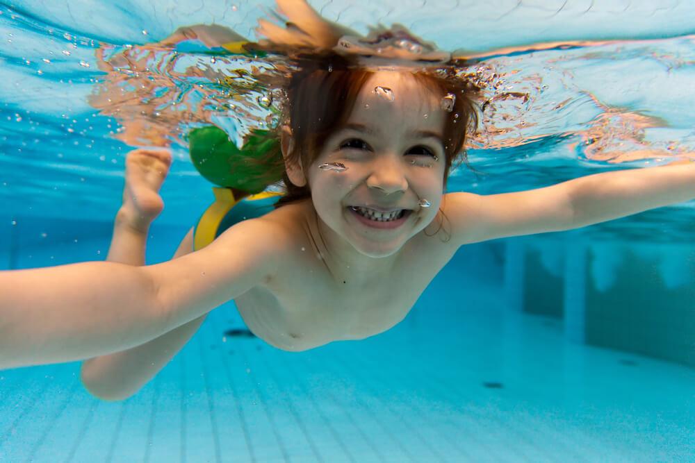 Criança na piscina (Foto/Divulgação)