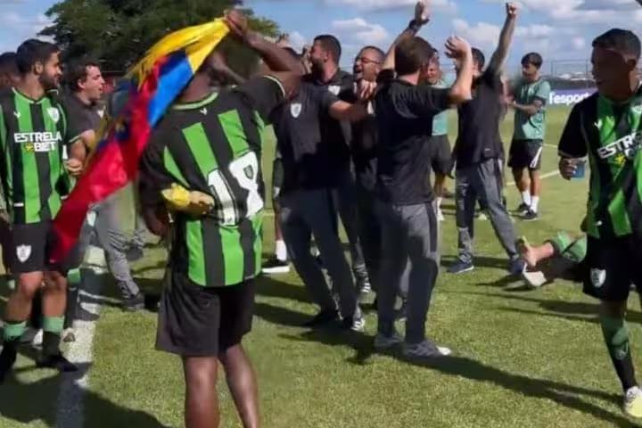 Jogadores e integrantes da comissão técnica do América comemoram ainda em campo após carimbarem a vaga ás oitavas da Copinha (Foto/Instagram América/Divulgação)