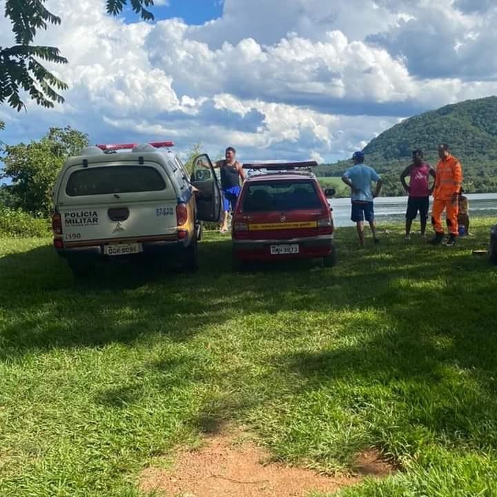 Polícia Militar e Corpo de Bombeiros foram até o local onde Lucas Ítalo se afogou no rio Grande (Foto/Divulgação)