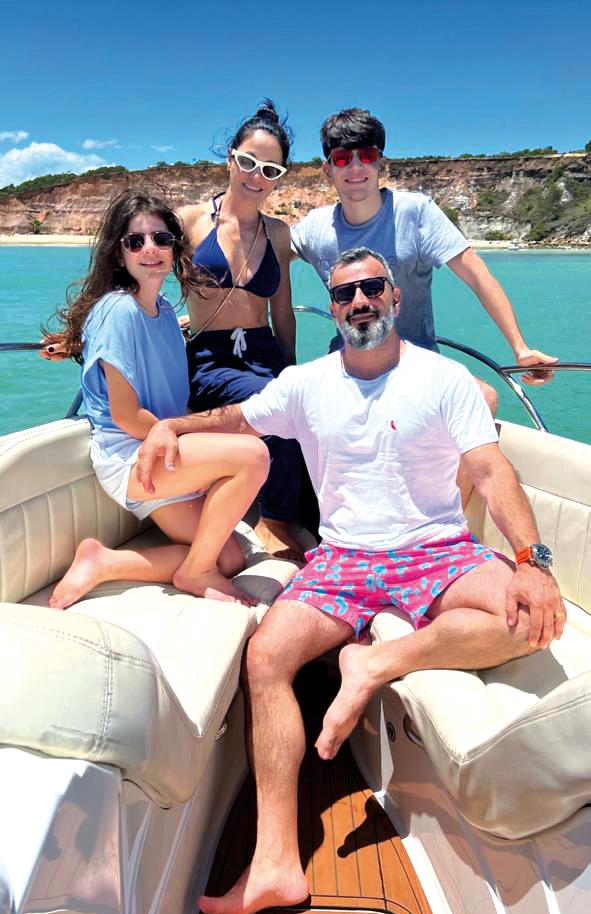 Em dias enlorados à beira mar Ana Paula e Rodrigo Zerbini curtindo momentos relax com os filhos Julia e João Pedro, antes de retomarem a rotina atribulada (Foto/Reprodução)