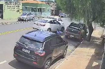 O homem se afasta e dirige-se à frente do carro do suspeito, que acelera, atropela o homem e colide contra o carro da vítima (Foto/Reprodução)