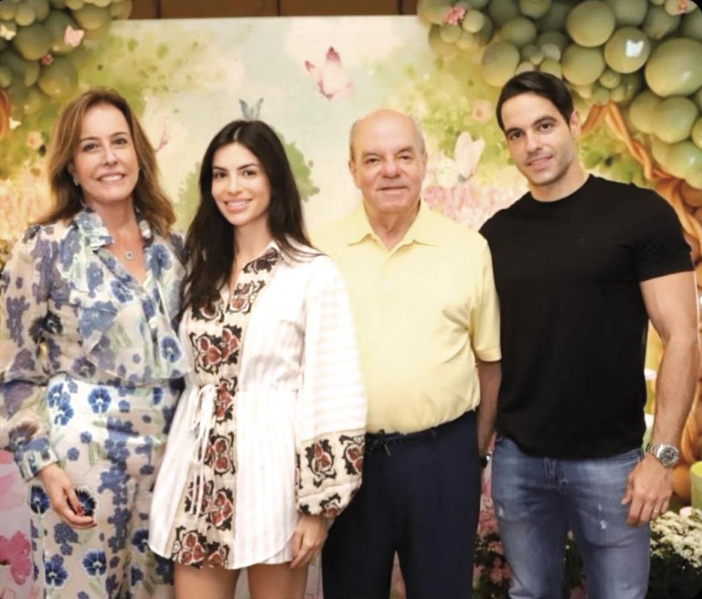 Na comemoração do primeiro aniversario da neta Isabela, esta foto de família reuniu Marta e Luiz Carlos Frange Montes e seus filhos Maria Paula e Rafael (Foto/Reprodução)