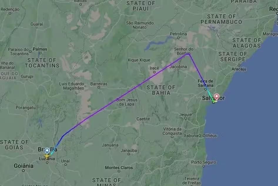 A aeronave que operava o voo LA3744 pousou em Salvador por volta das 11h, onde o copiloto foi encaminhado para atendimento médico (Foto/Reprodução)