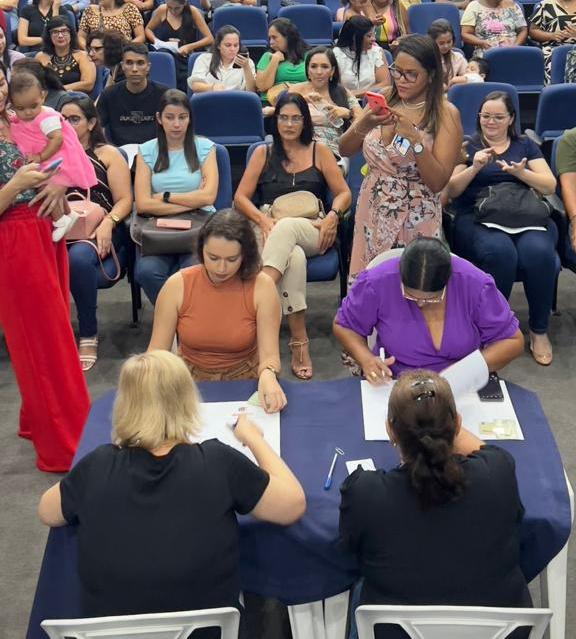 Na foto, convocados do concurso do magistério, também realizado neste ano, entregam documentos para assumir cargos (Foto/Divulgação)