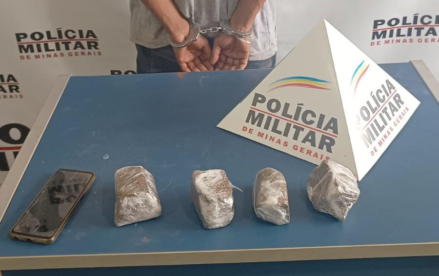 O suspeito e os quatro tabletes de maconha que estavam com ele foram levados à delegacia de polícia (Foto/ Divulgação)