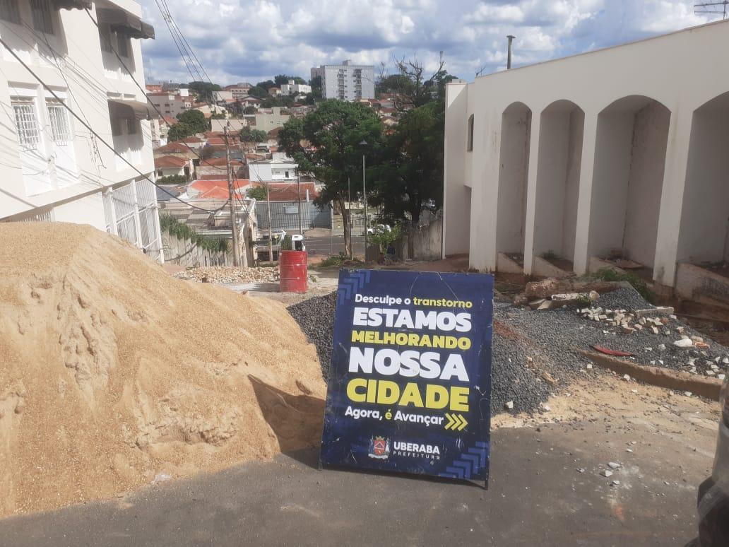 Placa sinaliza obra na rua Mozart Furtado (Foto/Divulgação)