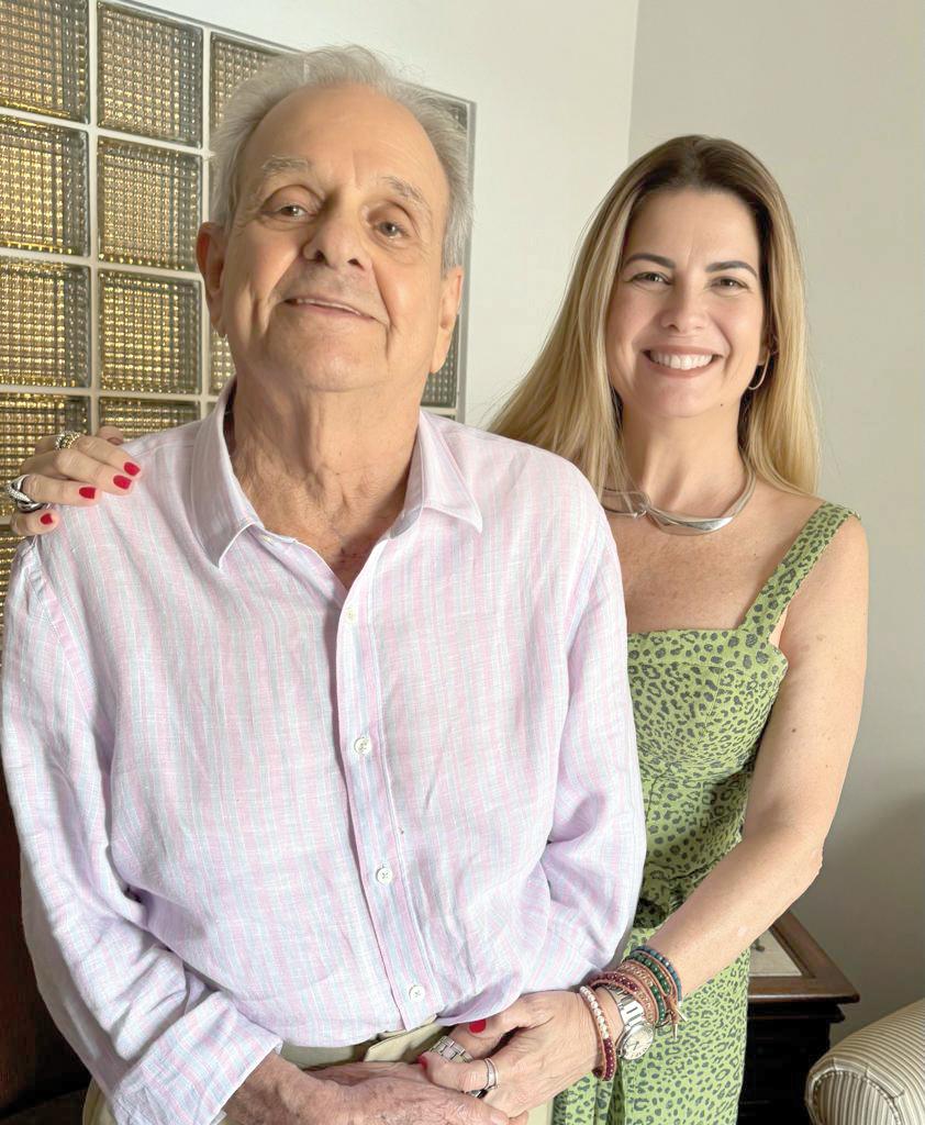 O querido Zezinho Miranda Borges recebendo muito carinho da filha Ana Paula Sabino Ciabotti na comemoração de seus 92 anos (Foto/Reprodução)