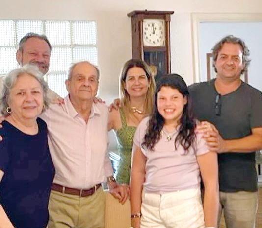 O aniversariante Zezinho celebrando com a família suas mais de 9 décadas de vida (Foto/Reprodução)
