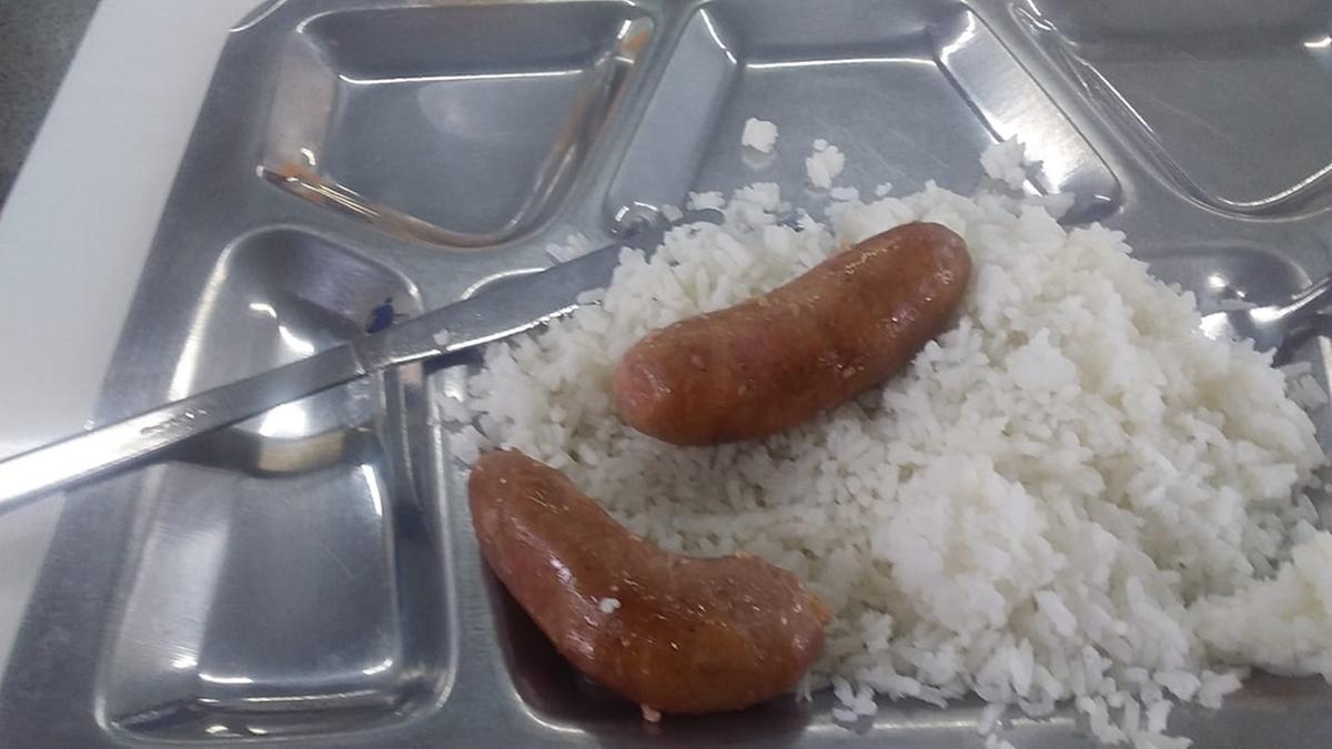 Ao chegar na pista para serem servidos, os consumidores viram que a maioria dos alimentos havia acabado, tendo sido servidos apenas com arroz e linguiça (Foto/Reprodução)