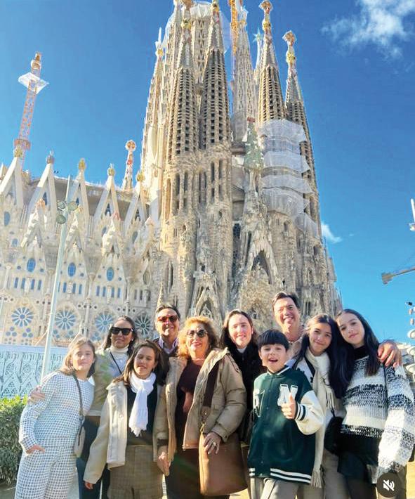 Maria Alice Franco Assuncao em Barcelona com toda familia reunida, em frente, a Sagrada Família, agradecendo as muitas bençãos recebidas (Foto/Arquivo pessoal)