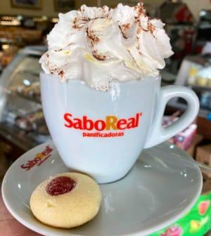 Começar o dia com delicioso cappuccino da Panificadora SaboReal, da avenida da Saudade, é tudo de bom. ()