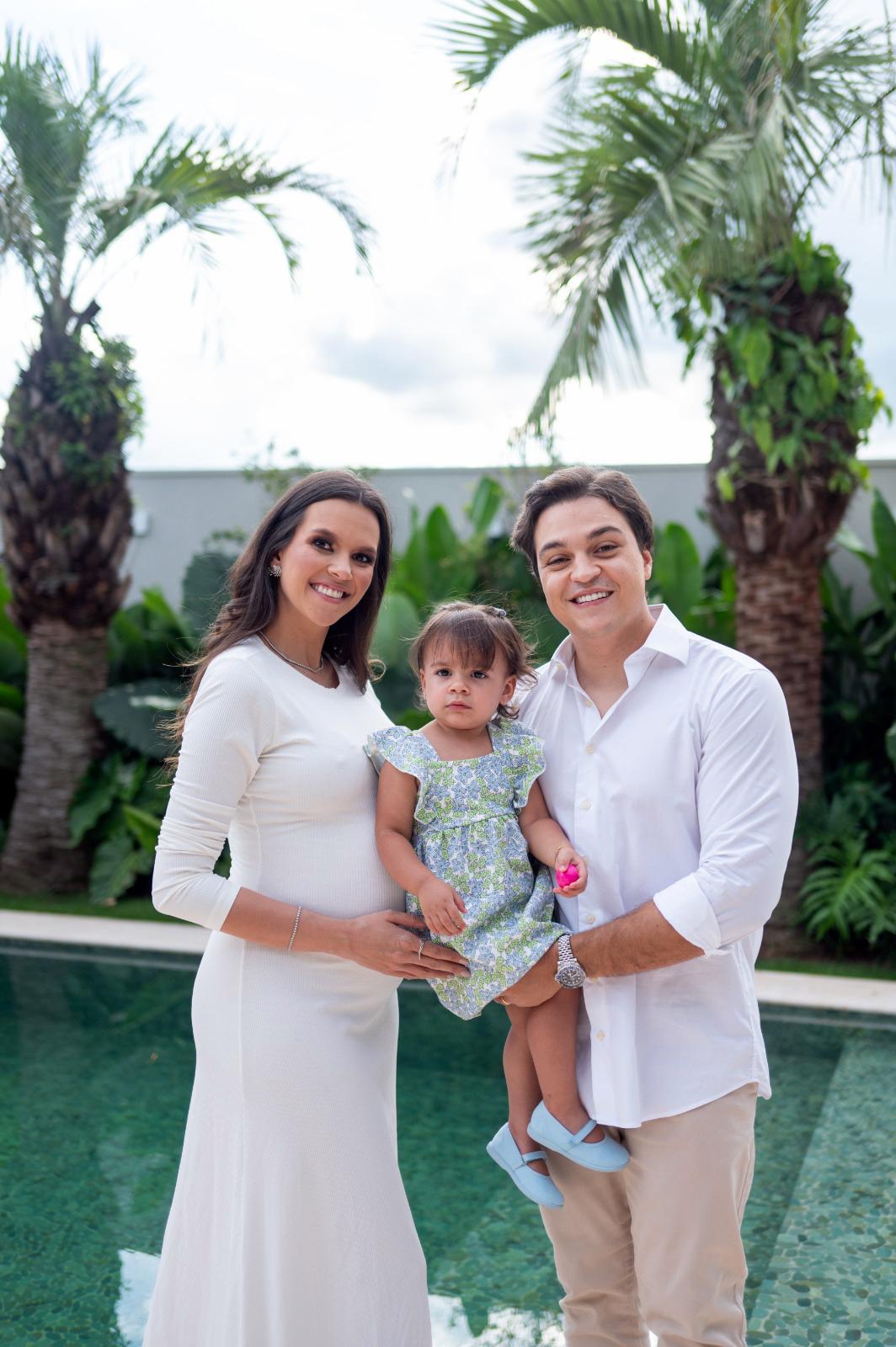 Mariana Caetano Alves e Fernando Magalhães Alves, com a fofa Celina à espera de Thomás (Foto/Sélem Fotografia)