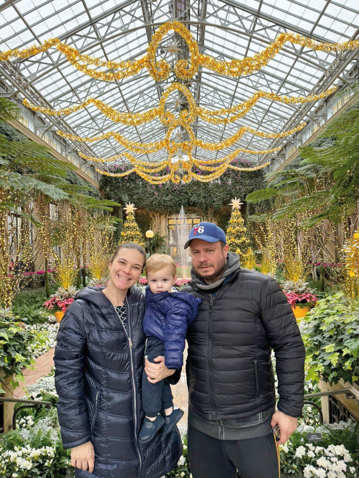 Conrado Queiroz Moreira, Claudia Furlani e o bebê Aron Moreira, curtindo férias em Nova York (Foto/Reprodução)