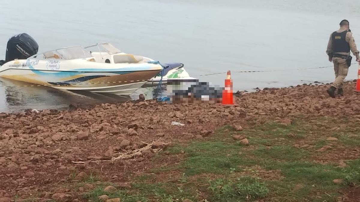 Moto aquática e lancha envolvidos no acidente estavam à margem do Rio Grande (Foto/Reprodução)