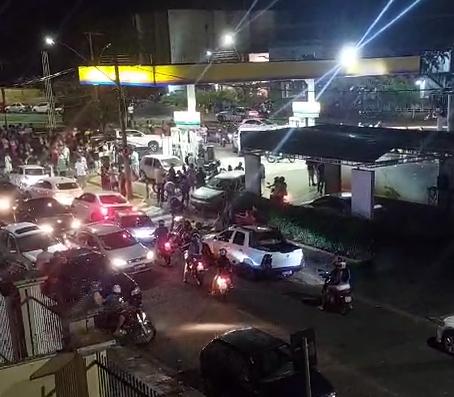 “Está tendo muito barulho de som alto e motos no posto de gasolina na rua Doutor Silvio Rabelo, bairro Universitário. O pessoal passa empinando motos em cima das calçadas e fazem muito barulho, os carros com o som alto”, afirma denunciante (Foto/Reprodução)